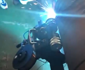 全位置管道自动焊机（野外施工，管道爬行焊接小车）焊接展示视频
