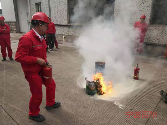 百华公司组织全体生产人员进行年度消防演练
