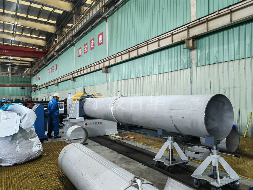 上海大型管业制造企业运用数控管道坡口机进行不锈钢切割坡口预制现场