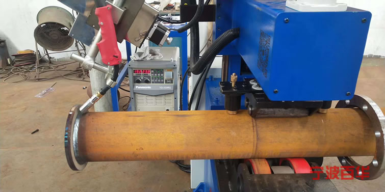 企业使用管道自动焊机焊接大直管法兰