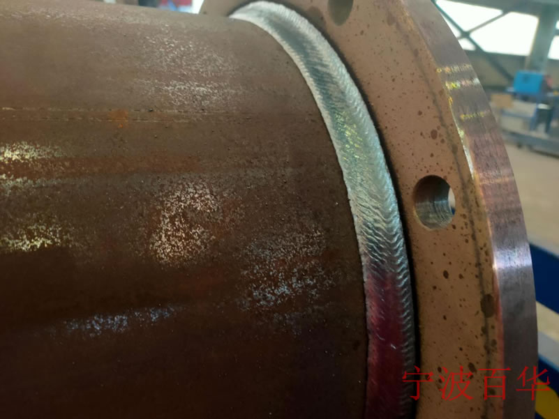 某船厂使用法兰管子自动焊机焊接大管径直管法兰外焊成型效果