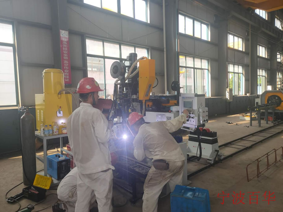 炼化企业员工正在操作管道自动焊机进行焊接