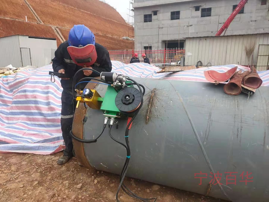 化建野外工地使用全位置小车管道自动焊机焊接大管径法兰管现场