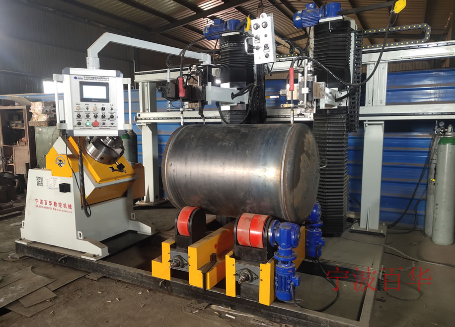 专用管道自动焊接一体机：大型龙门罐体管道自动焊机焊接现场（新疆）