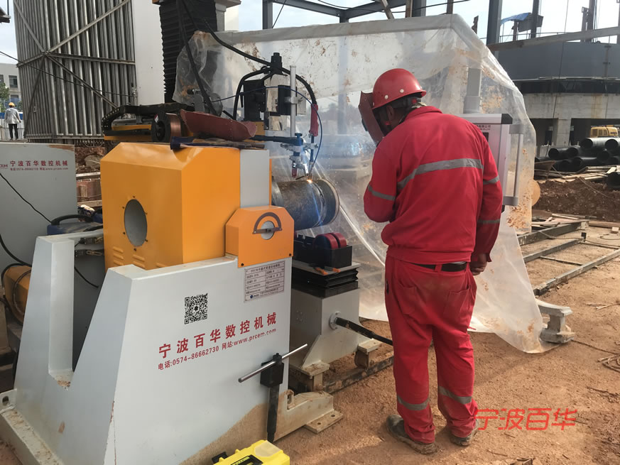 在户外工地运用管道自动焊机进行焊接作业