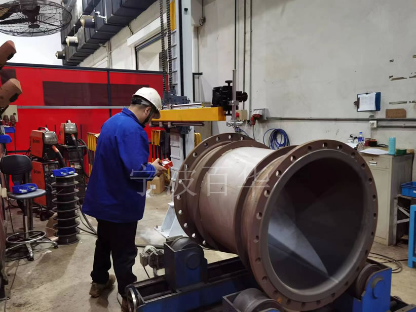 阀门流体流量计制造企业运用气保工艺管道自动焊机操作机进行自动焊接